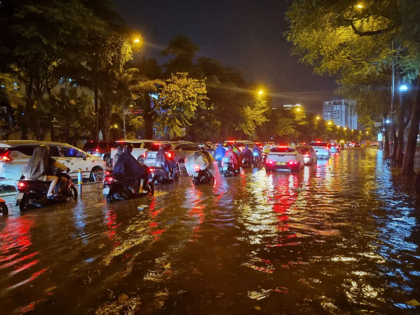 Mưa ngập khu vực Võ Chí Công gần lối lên xuống cầu Nhật Tân